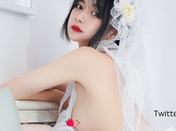 Coser美女梨瑾瑾花嫁主题私房性感薄纱女仆装+薄透婚纱秀惹火身材诱惑写真33P